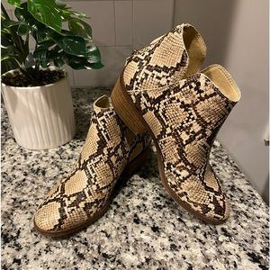 Michael by Micheal Shannon “Nadya”snakeskin reptile printed ankle boots size 6.5